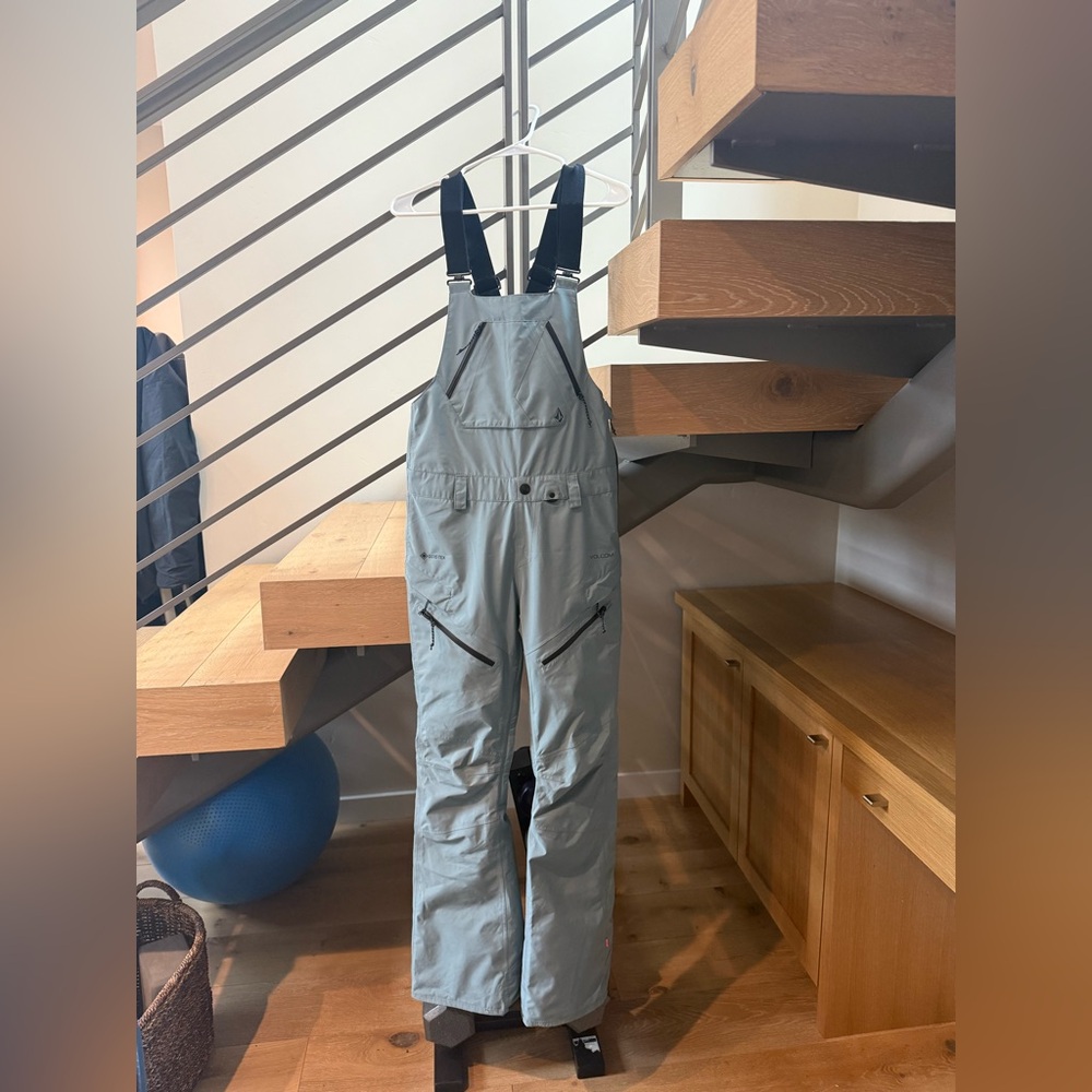 VOLCOM WOMEN'S ELM STRETCH GORE-TEX SKI / SNOW BOARD LIGHT BLUE BIB OVERALLS